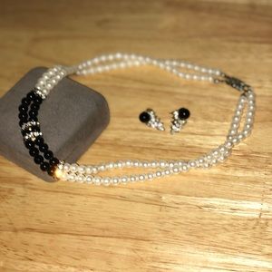 Black and white pearl necklace w matching earrings